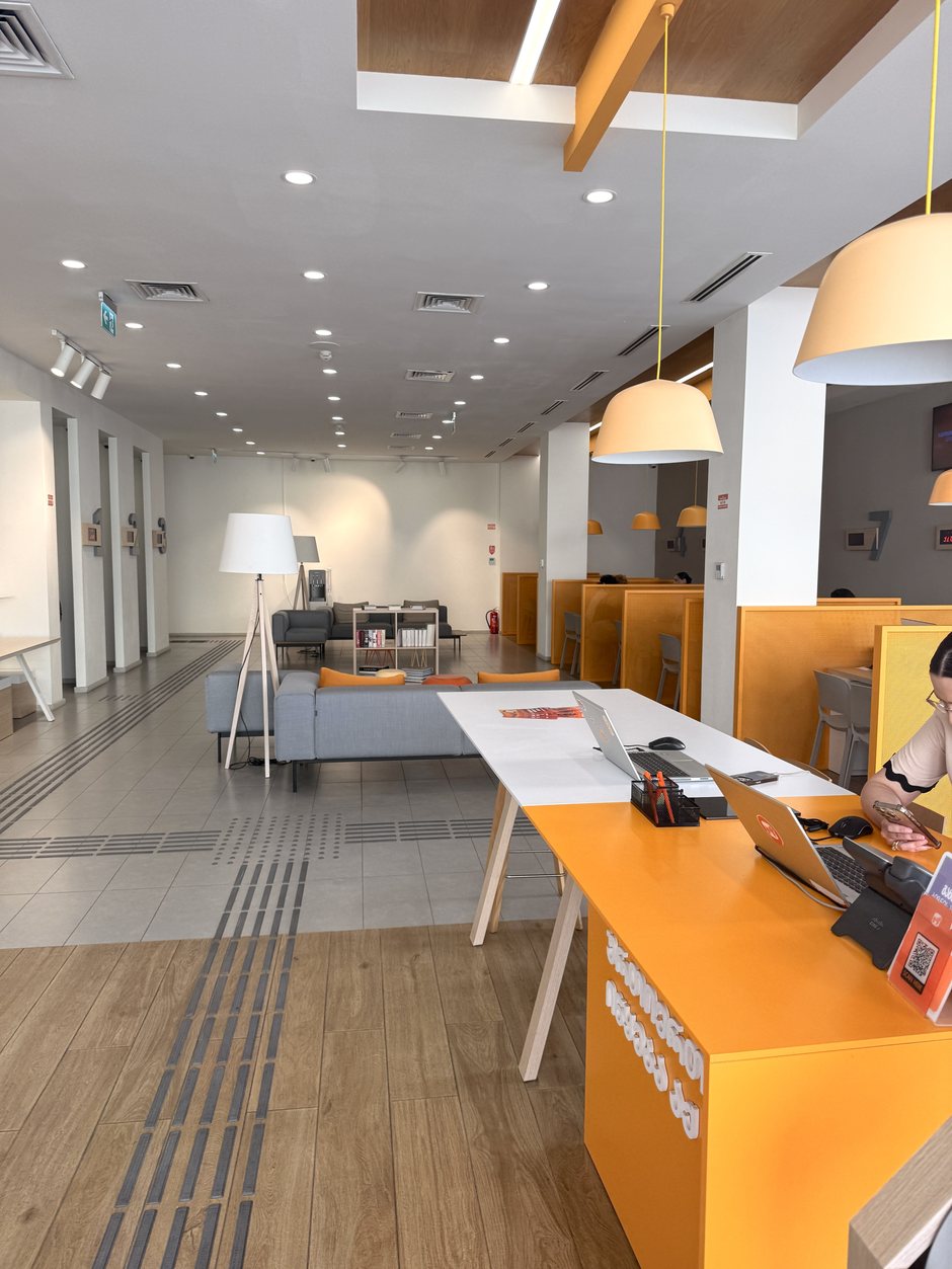 シェアオフィスのようなBank of Georgiaの店内