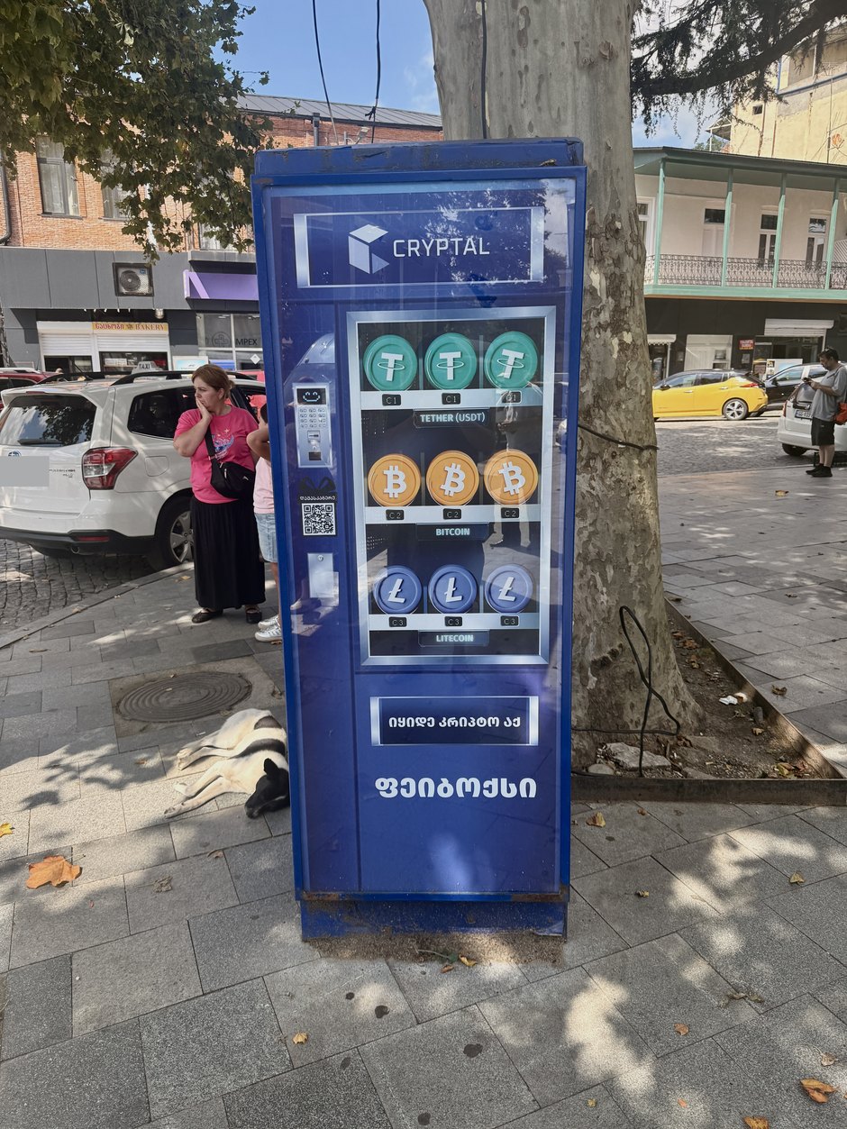 ジョージアの街角に設置された仮想通貨の自動販売機