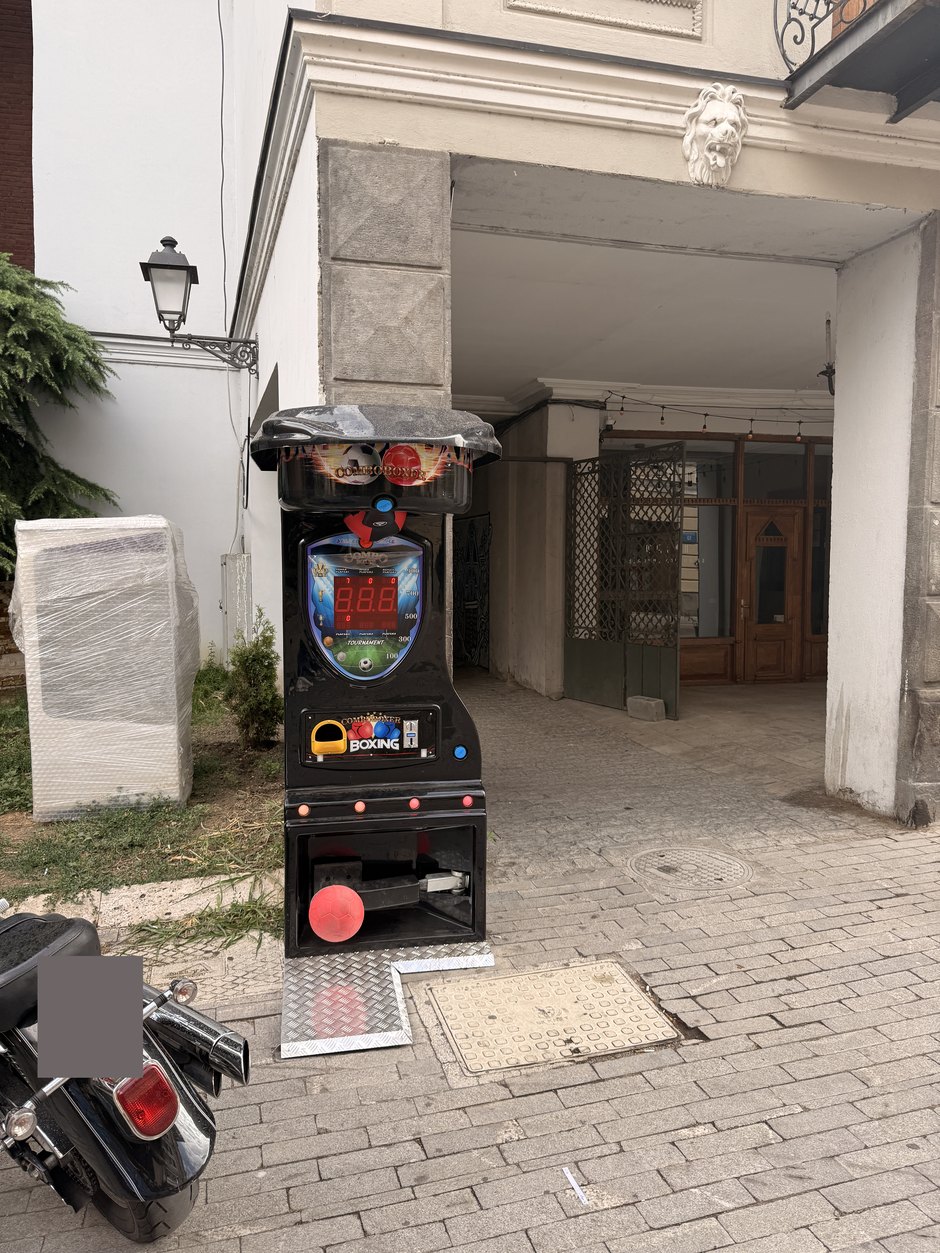 ジョージアの路上に置かれたパンチングゲーム機